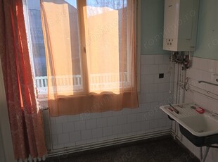 Inchiriez apartament cu 2 camere in Deva, zona ultracentrala (Casa de Cultura), etaj 2, nemobilat