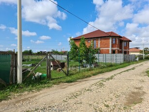 loc de casa , strada cu toate utilitatile