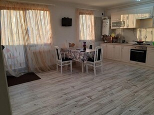 Vand apartament cu 3 camere in Floresti.