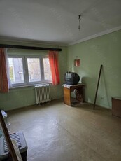 Vând apartament cu 3 camere, semidecomandat, 49 mp util, zona Nufarul.