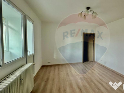 Apartament cu 3 camere de vânzare în zona Gorjului