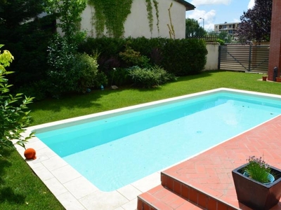 Near the forest, 6 bedroom individual, refurbished villa with pool and garage