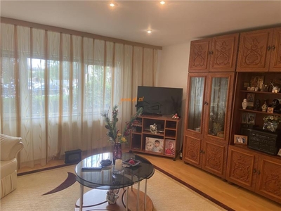 Apartament 3 camere , zona Politia Judeteana , parter , 85 mp , decomandat , imbunatatit , partial mobilat