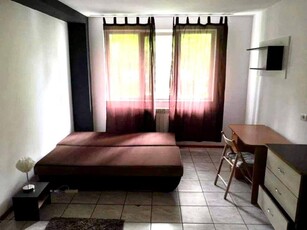 Apartament cu 3 camere, decomandat, zona Tatarasi