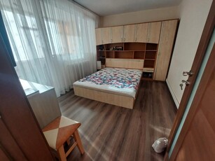 Apartament cu 3 camere, zona Podu Ros