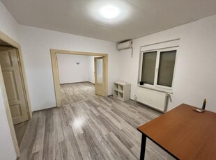 Vanzare apartament 3 camere, zona Centrala