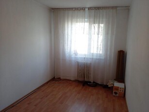 Apartament 3 camere, zona Sucevei -etaj 3- pret 47000 euro neg