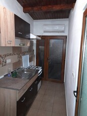 Inchiriez apartament la curte