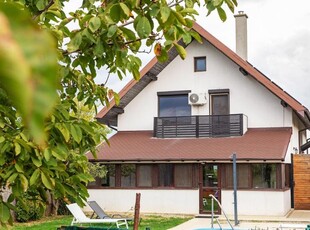 Vila cu 5 dormitoare, 4 bai, 2 248mp teren, piscina. Pret: 250 000 Eur