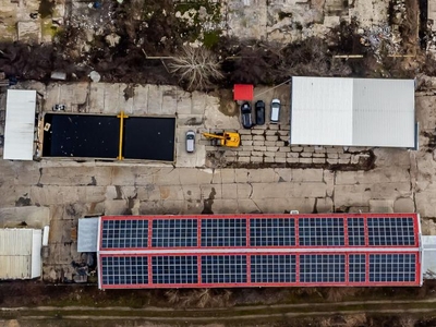 Spatii industriale cu panouri fotovoltaice si platforma betonata