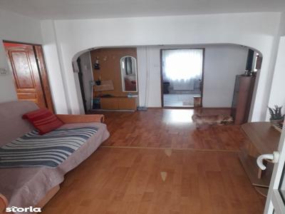 Apartament cu terasa si 2 garaje