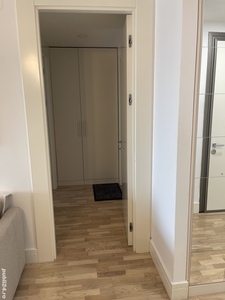 închiriez apartament nou