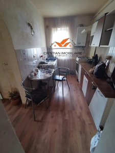 Apartament 2 camere Cetate, etaj 1 !