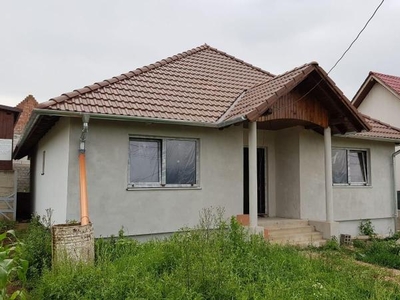 Casa de vanzare, la 7 km distanta de Alba Iulia, Pret 85000 euro