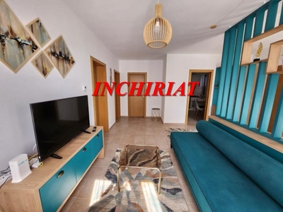 De inchiriat Apartament 3 camere, zona Centru, la Vila. Pret inchiriere: 400 Euro/luna.