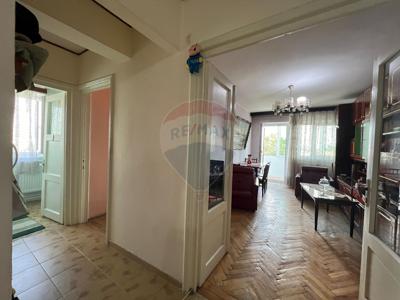 Apartament 3 camere vanzare in bloc de apartamente Bacau, Central