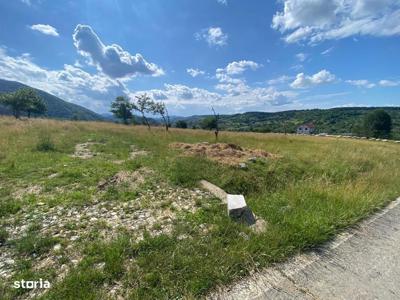 Teren intravilan cu priveliste panoramica, cu utilitati la strada