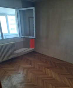 Apartament spatios de 3 camere, pentru renovare Titan