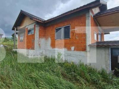 Casa la rosu, 800 mp de teren etravilan, zona Valea Fanatelor