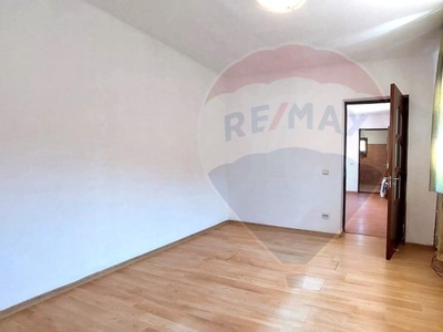 Vanzare casa 3 camere, curte individuala, Zona Sportului, Colentina