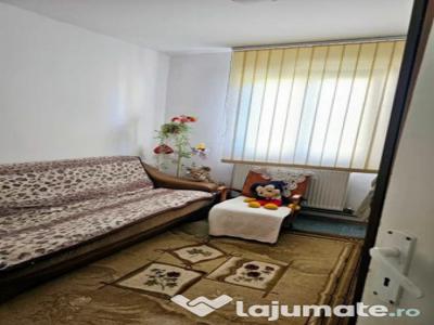 Apartament 3 camere semidecomandat - zona Noua.