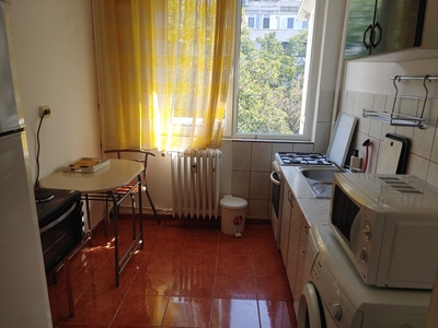 Apartament 2 camere Titan, 4/4, semidecomandat