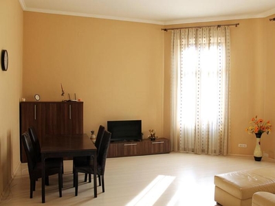 De inchiriat apartament ultracentral in casa BAZAR langa teatru 400a