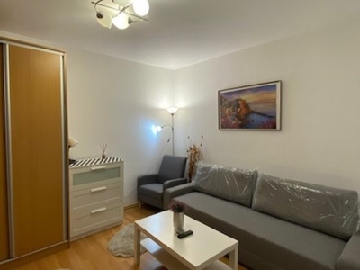 Inchiriere apartament 2 camere Doua camere renovat 8 minunte Metrou Aparatoriei Patrie