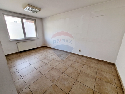 Spatiu comercial 60 mp inchiriere in Bloc de apartamente, Piatra-Neamt, Precista