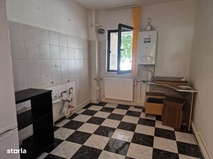 Apartament cu 2 camere, localizat în zona de jos a oraşului.