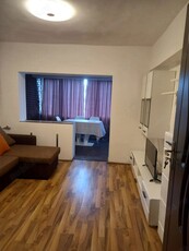 Închiriez apartament 2 camere.