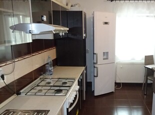 Inchiriez apartament 2 camere decomandat in Deva, zona Ulpia (Bld. Decebal), etaj 1, mobilat