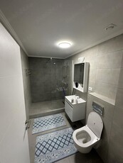 Închiriez apartament cu 3 camere