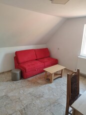 Închiriez apartament la casa