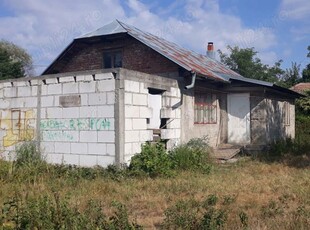 Se vinde casa cu teren