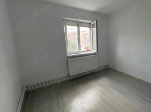 Vand apartament 3 camere Rm Sarat