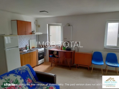 Apartament cu 3 camere, situat în zona de jos a orașului.