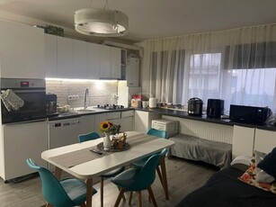 Apartament 3 camere, 2 gradini, parcare inclusa, strada privata.