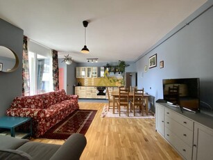 Apartament 3 camere, garaj, zona centrala, strada Paris, din 01 Martie