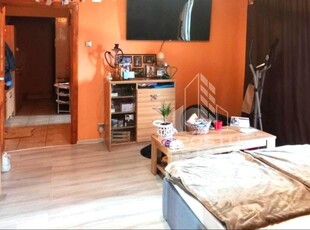 Apartament cu trei camere de vanzare, in zona Miorita, Arad.