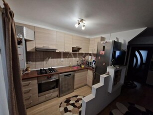 Apartament mobilat si utilat, cu 3 camere, situat in zona Porii!