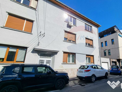 Apartament cu 3 camere de închiriat în zona Central