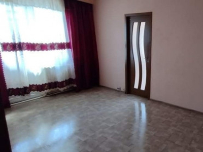 De vanzare 3 camere etaj intermediar 34000 e