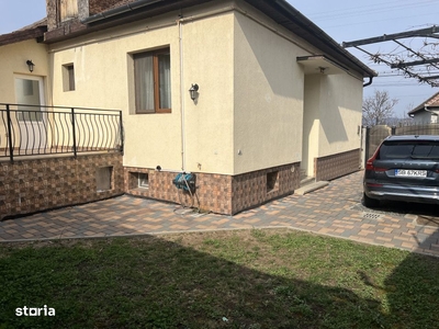 Vand apartament central RENOVAT la casa in zona linistita