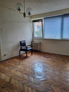 Vand apartament de 3 nemobilat in zona Titan