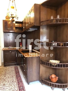 Apartament la casa, 70 mp, 2 camere, parcare, zona Centrala