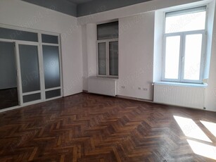 Apartament 3 camere de vanzare in zona Centrala