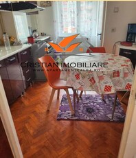 Apartament 4 camere, cu scara interioara, etaj intermediar, zona Centru!