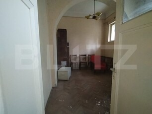 Apartament 4 camere, parter, pivnita si garaj