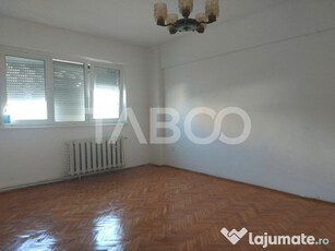 Apartament 65 mp 3 camere decomandate 2 bai pivnita zona Sir